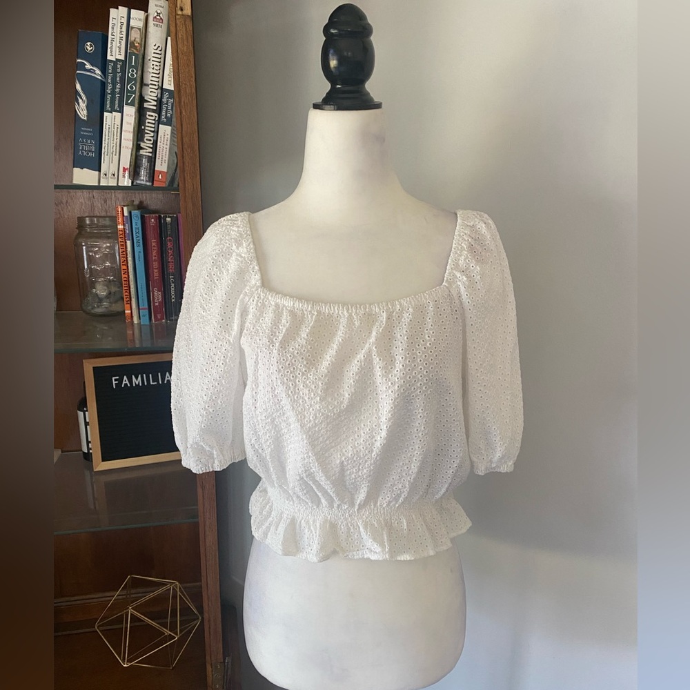 Uniqlo white eyelet crop top sz S